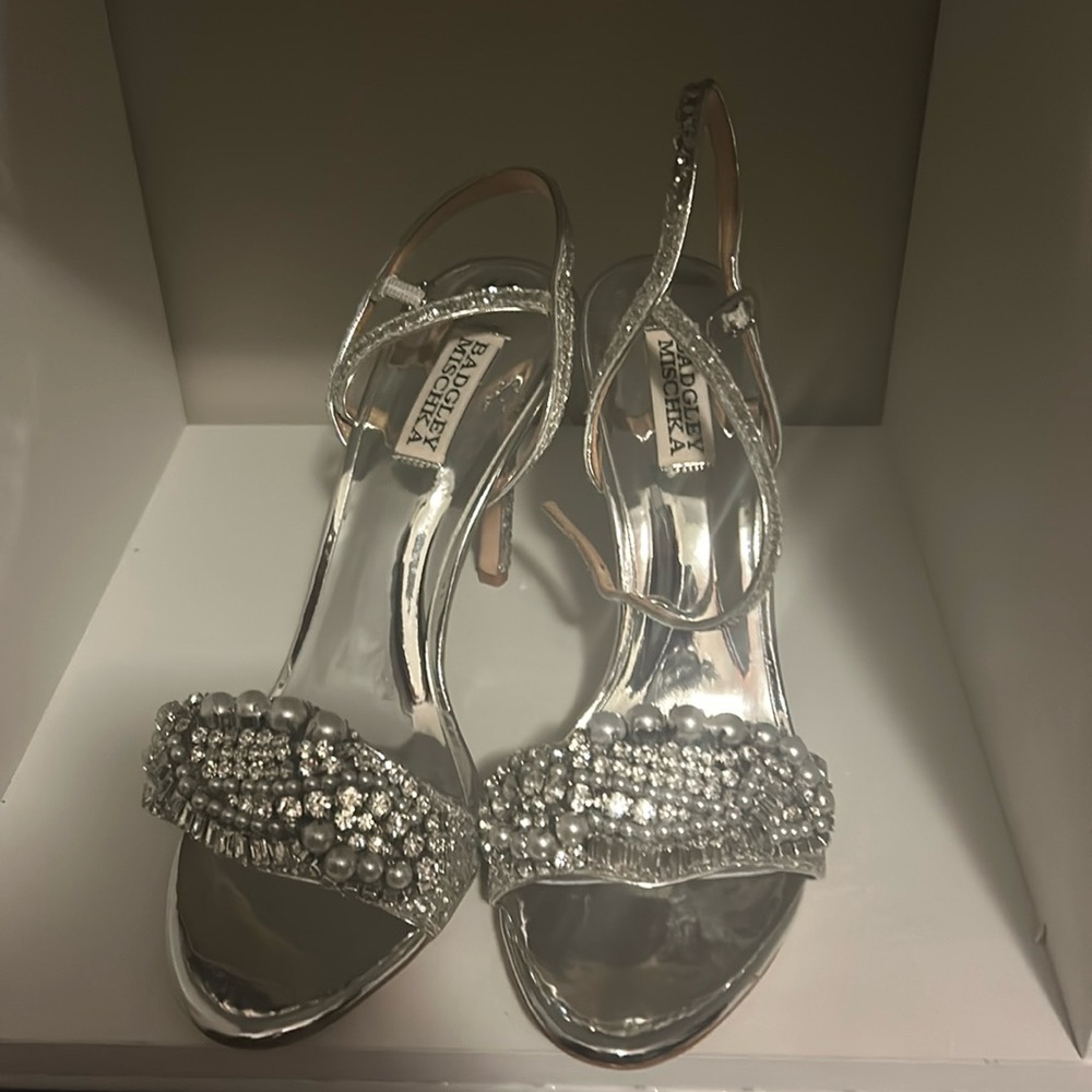 badgley mischka silver pumps